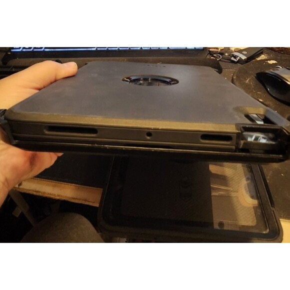 OtterBox Defender Case for iPad 9.7” – Air 1/2, Pro, 5th/6th Gen – Black - Picture 14 of 16